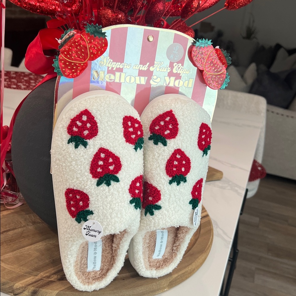 🍓🍓Slippers & Hair🍓Clips!! - Picture 3 of 12